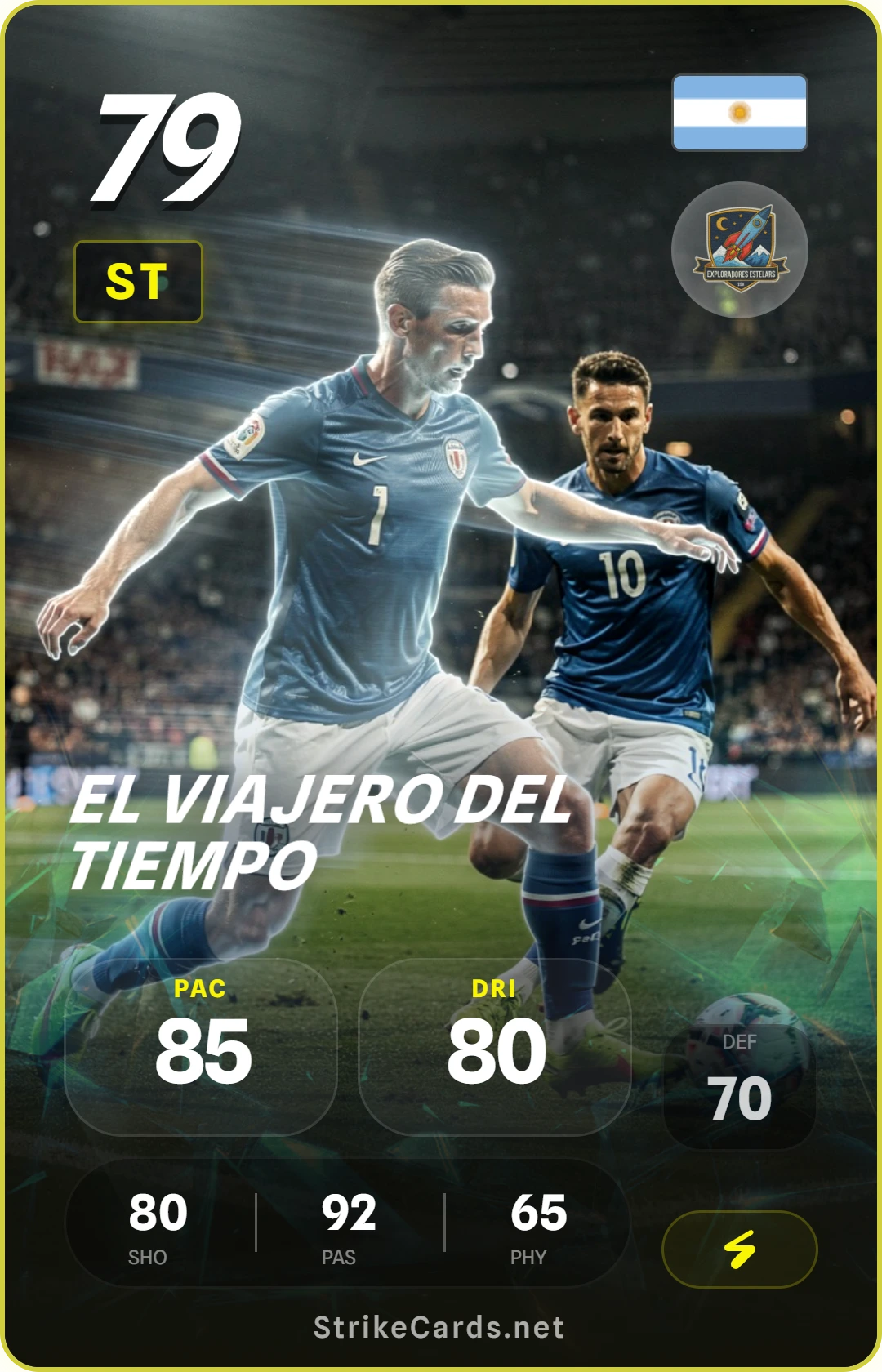 Tarjeta de fútbol de un jugador con chaleco retro de los 80, reloj digital brillante y rayos eléctricos alrededor